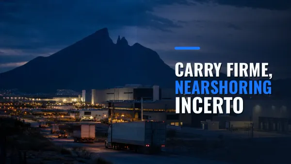 Caminhões percorrem um corredor industrial de Monterrey sob o Cerro de la Silla, com a chamada Carry firme, nearshoring incerto.